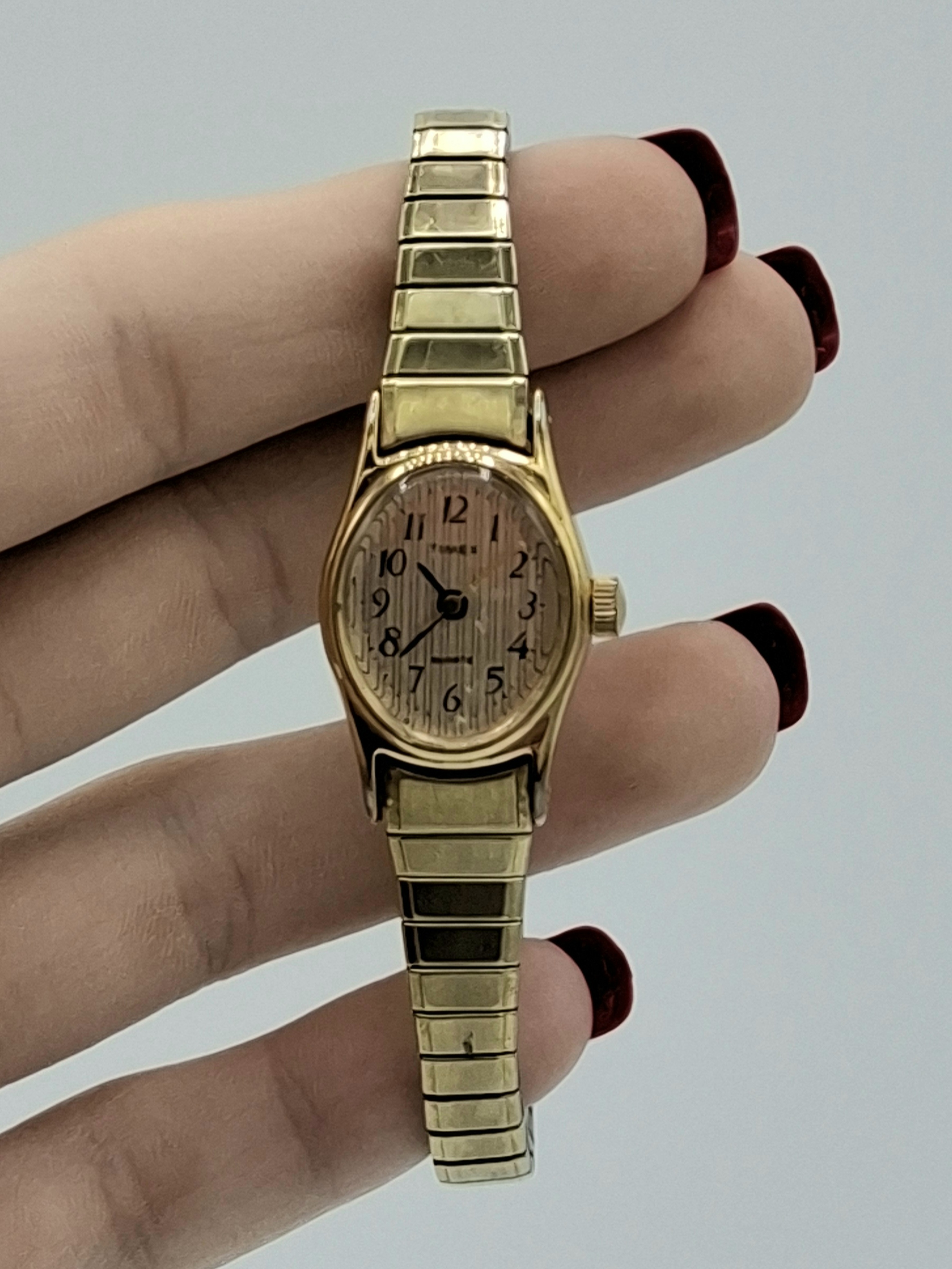 Vintage Timex Gold-Tone Women’s Watch – Expansion Band