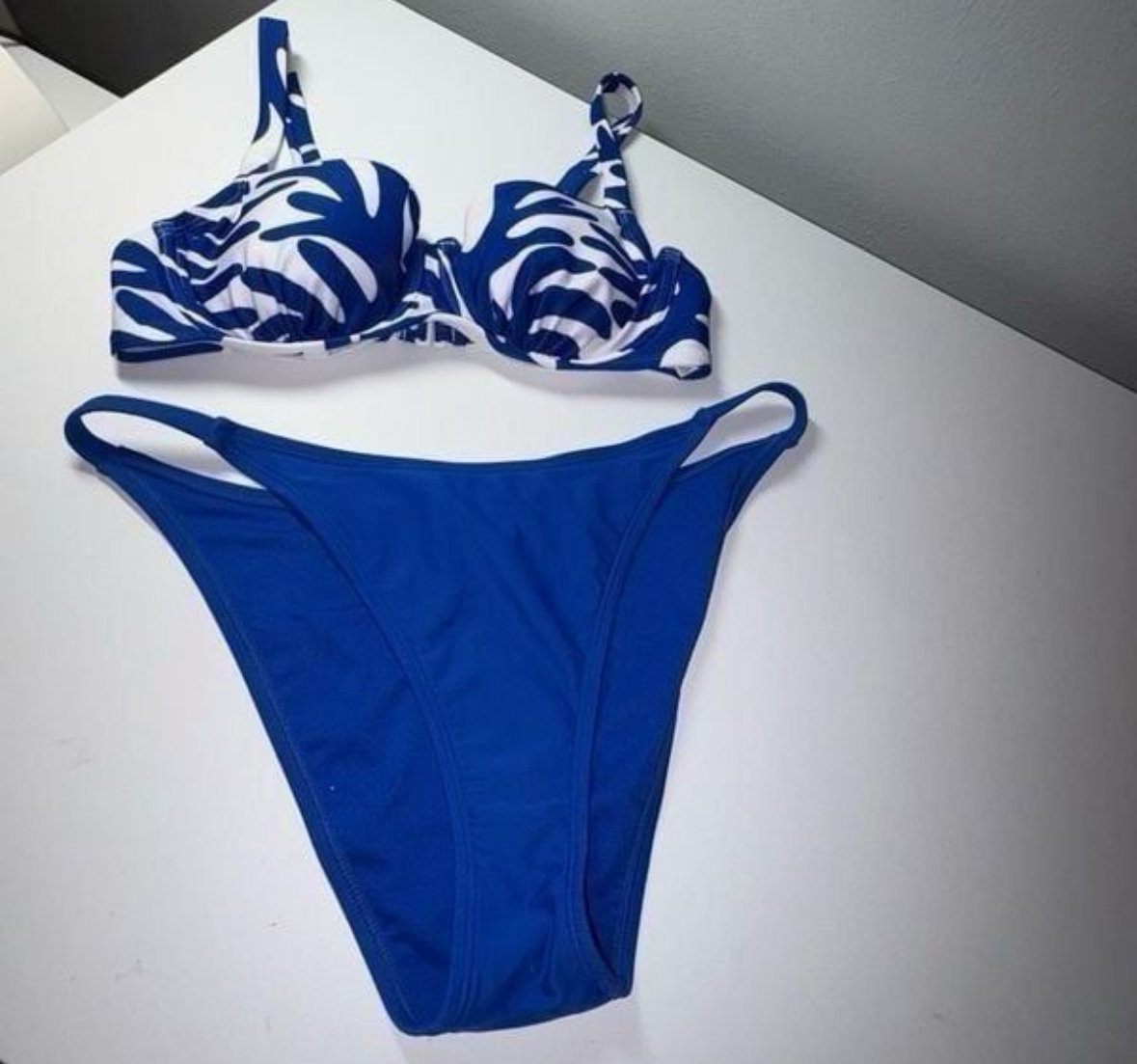 Women’s size medium  Kona sol Blue coral print bikini top & blue bottoms NWOT
