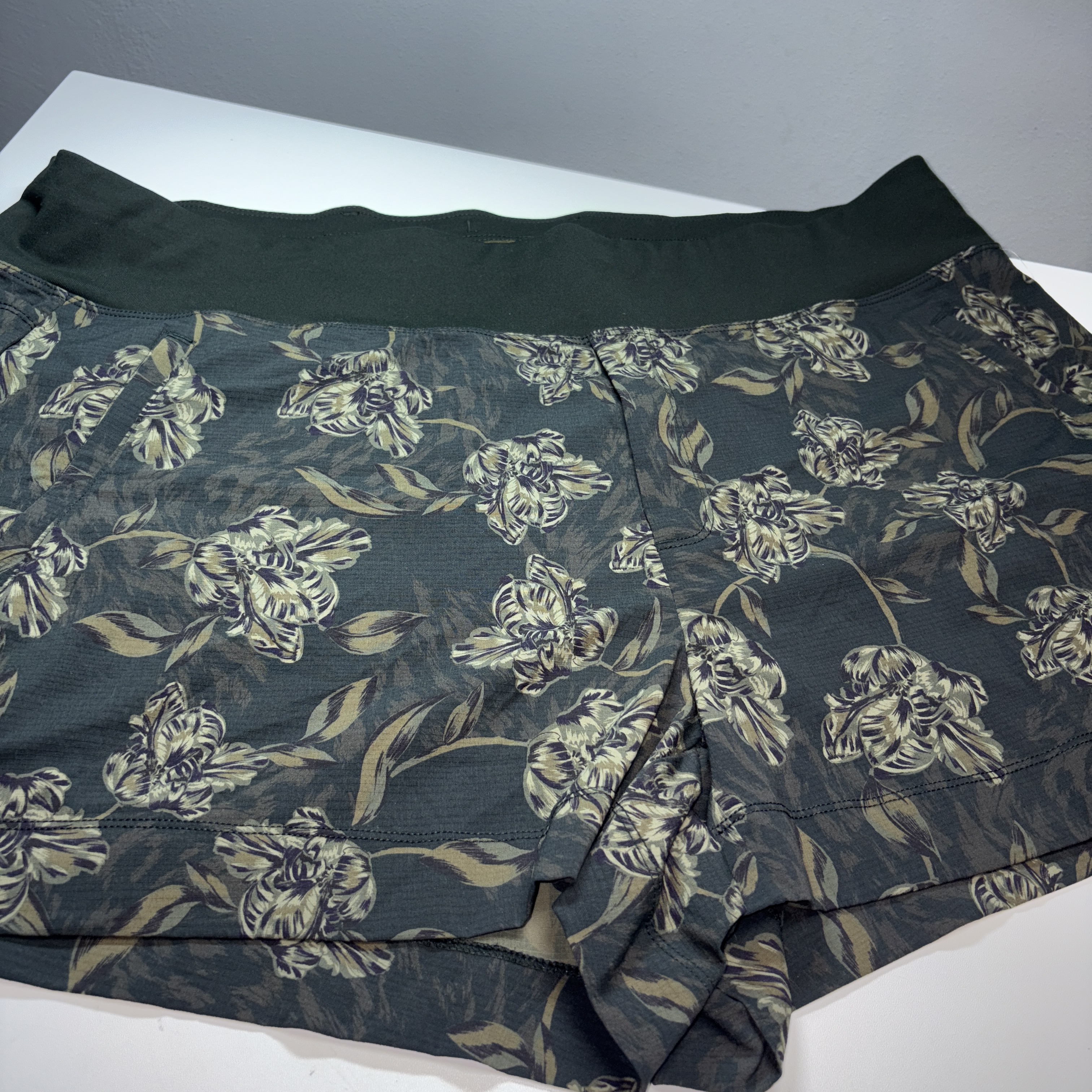 Athleta Womens Size 22  Floral Trekkie North Shorts Fall Activewear