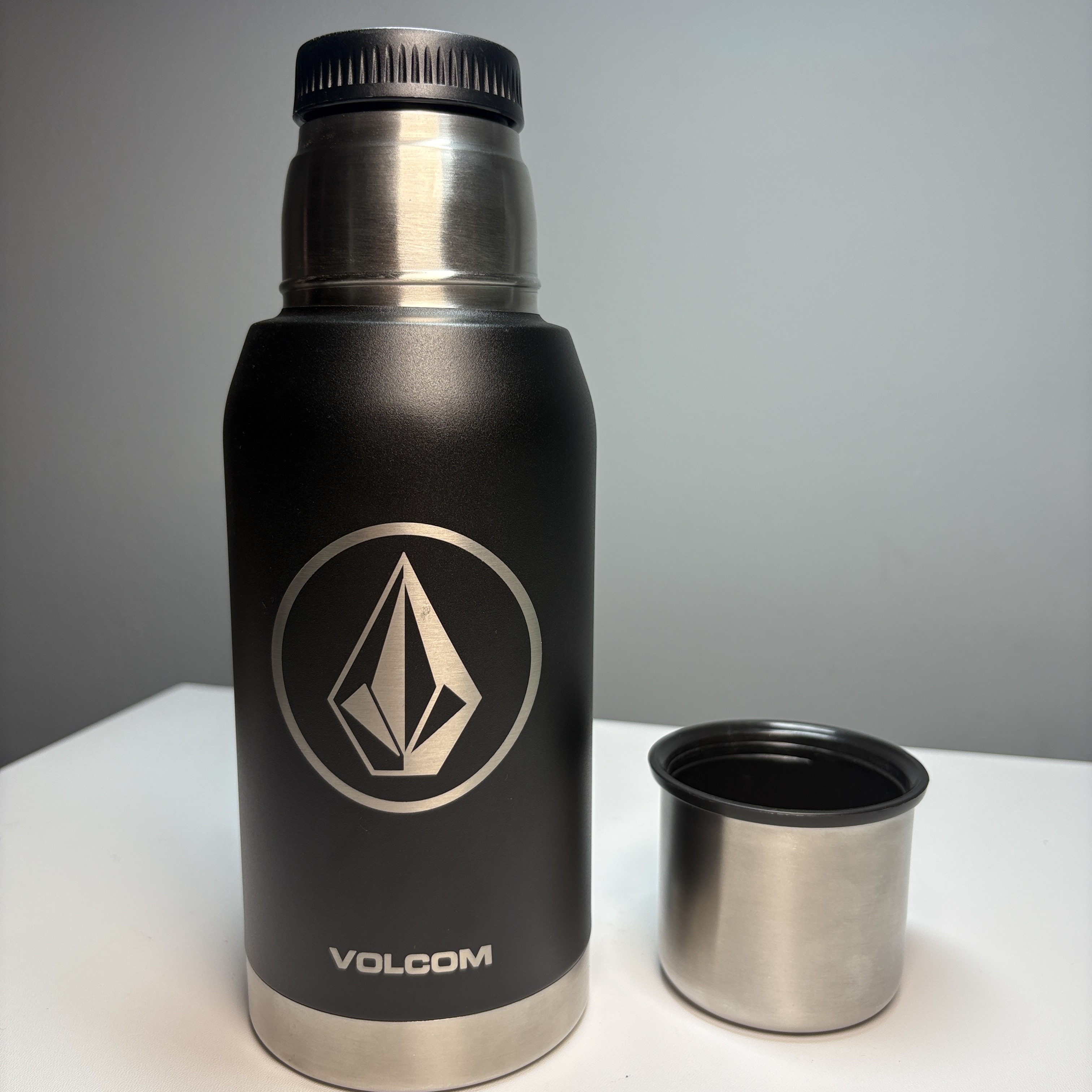 NEW Volcom Thermal Bottle 26oz Matte Black Insulated Wall Vacuum Hydration