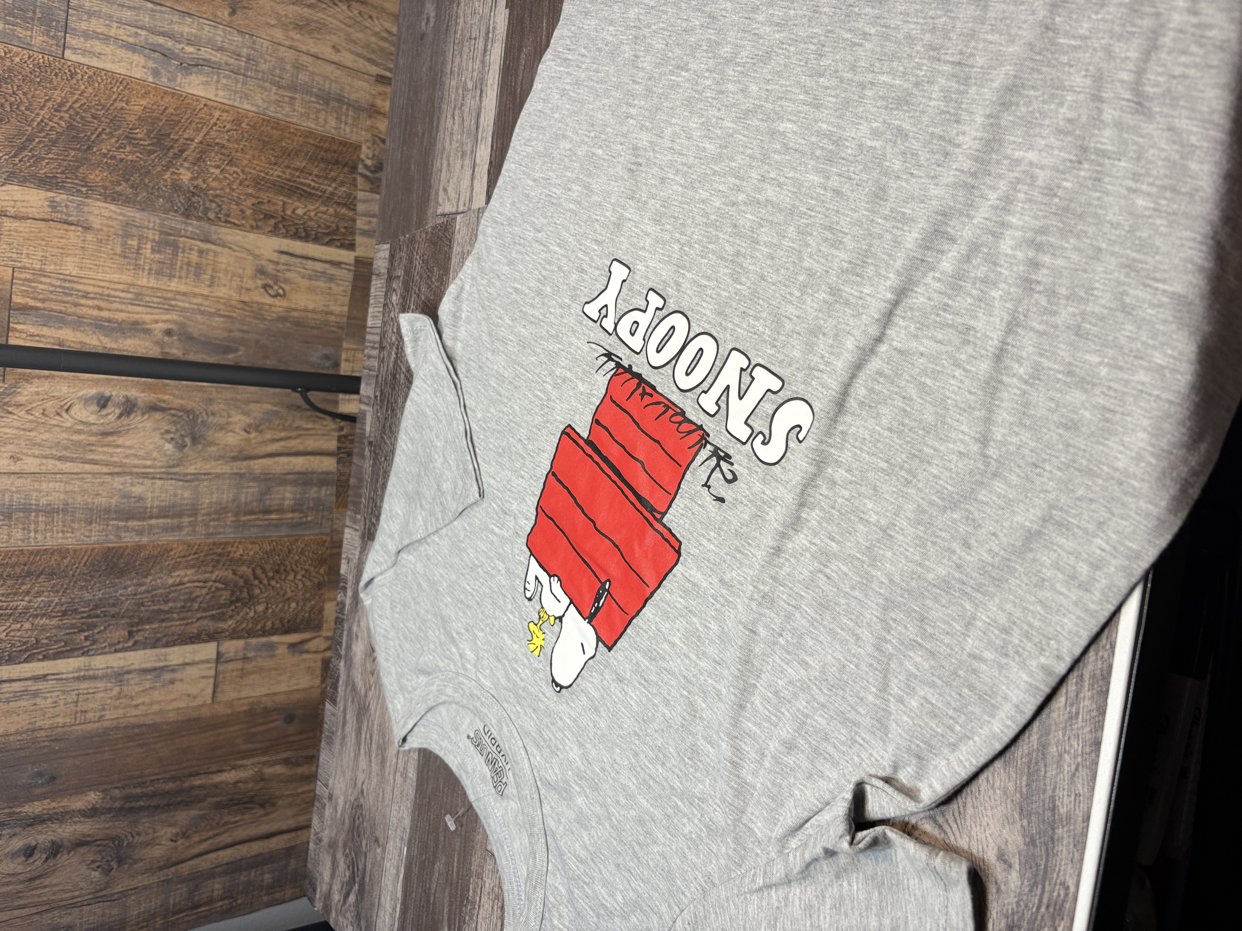 Snoopy & Woodstock Gray Graphic Tee – Peanuts Hybrid Apparel (Small)