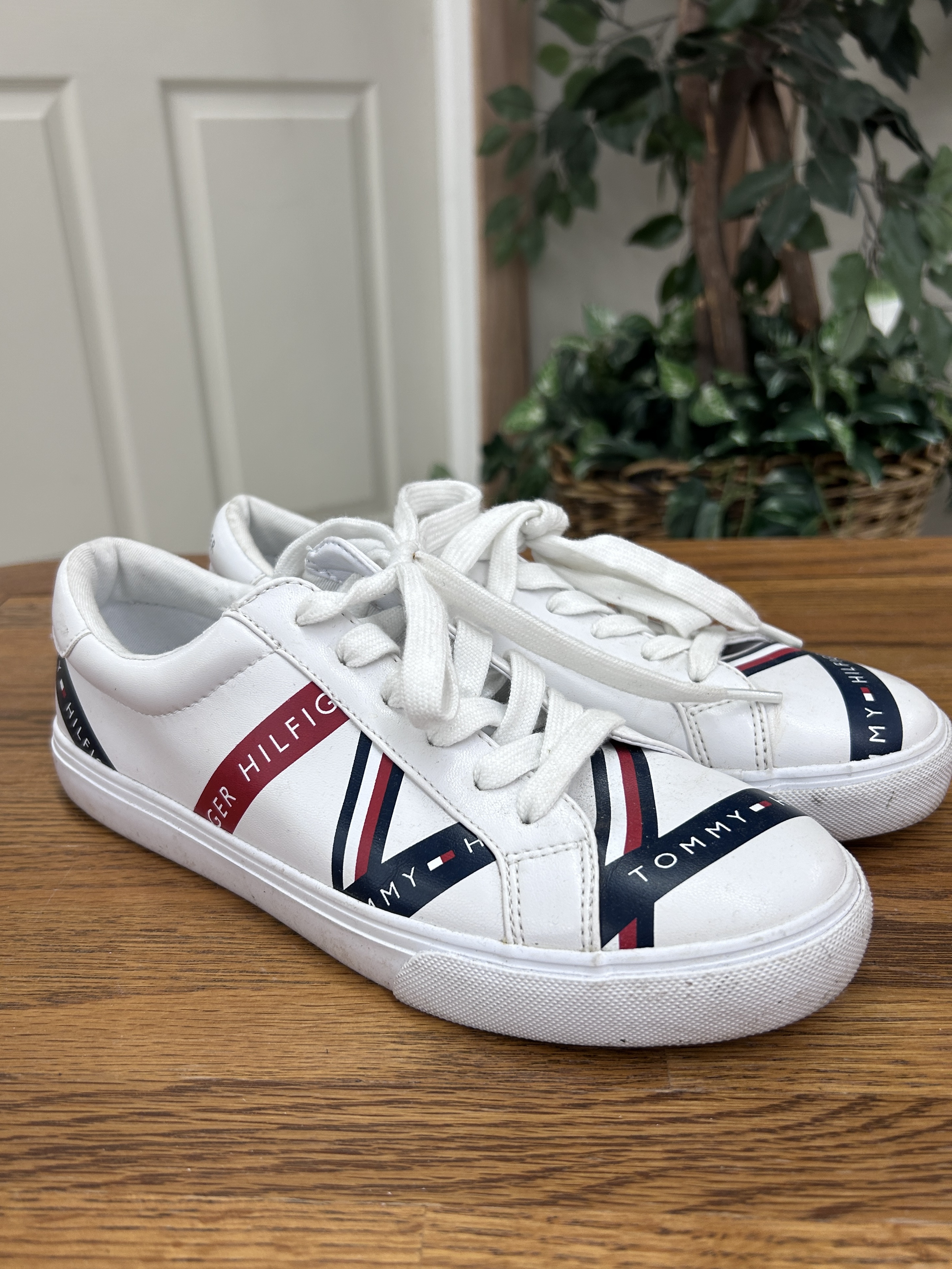Tommy Hilfiger Women's Lace Up Sneakers