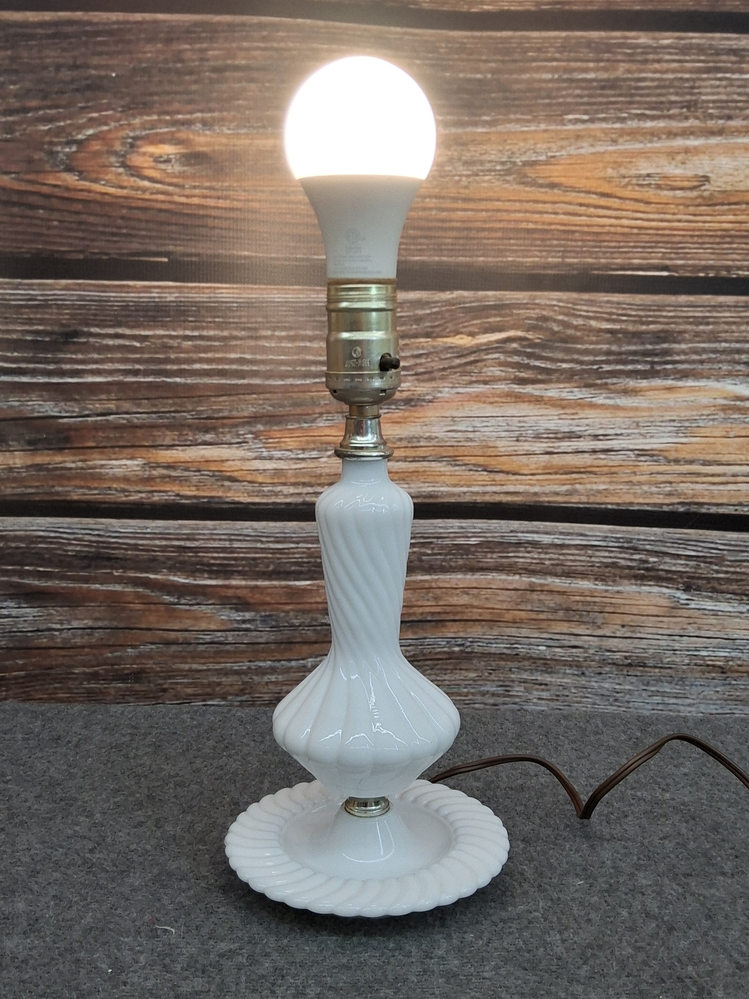 💡Vintage White Milk Glass Table Lamp – Swirl & Ribbed Design💡