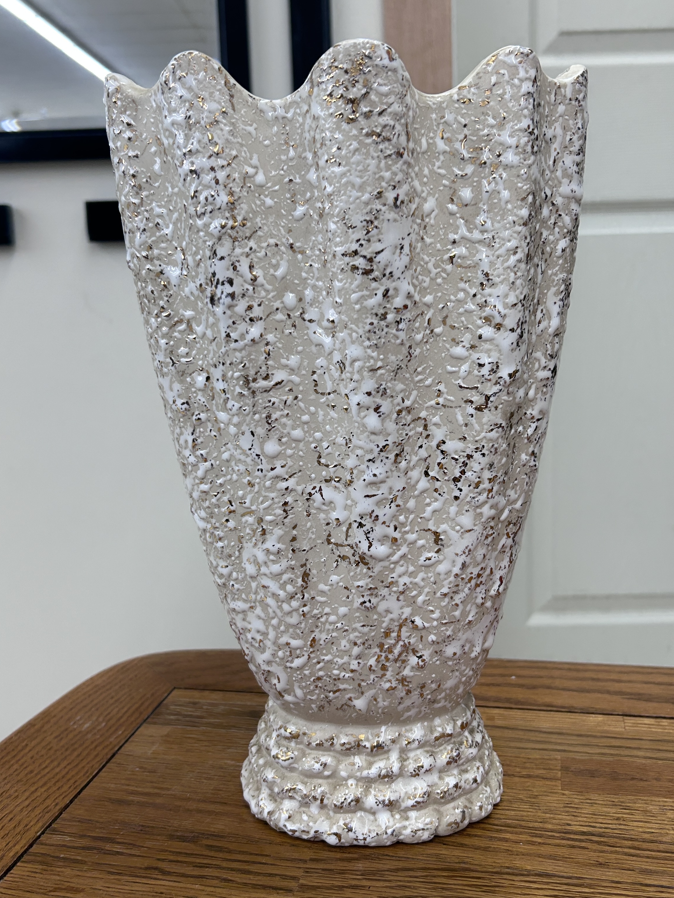 Textured Speckled Ceramic Vase with Wavy Rim – White & Gold