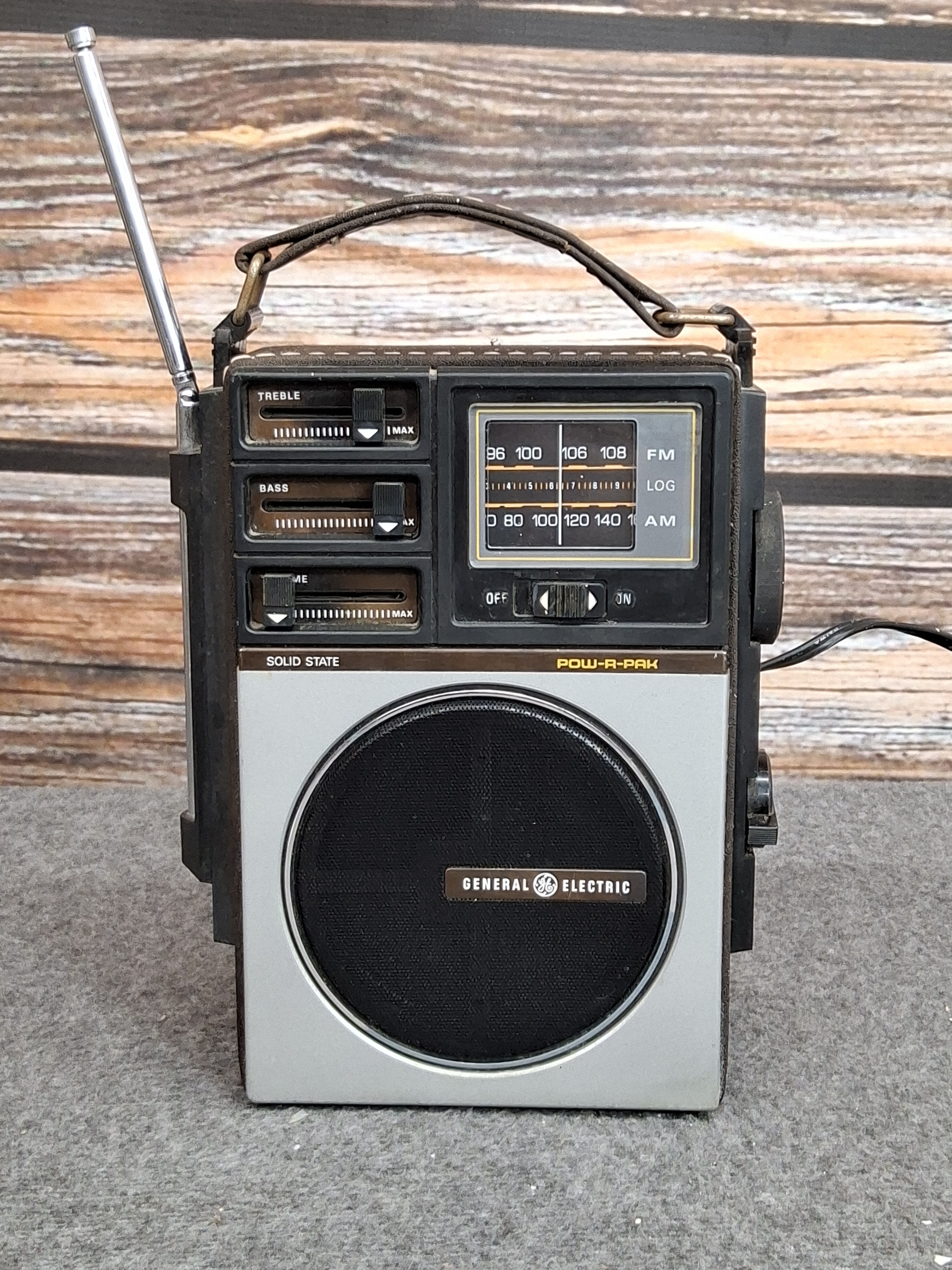 Vintage General Electric Solid State AM/FM Radio – Model 3-5804A