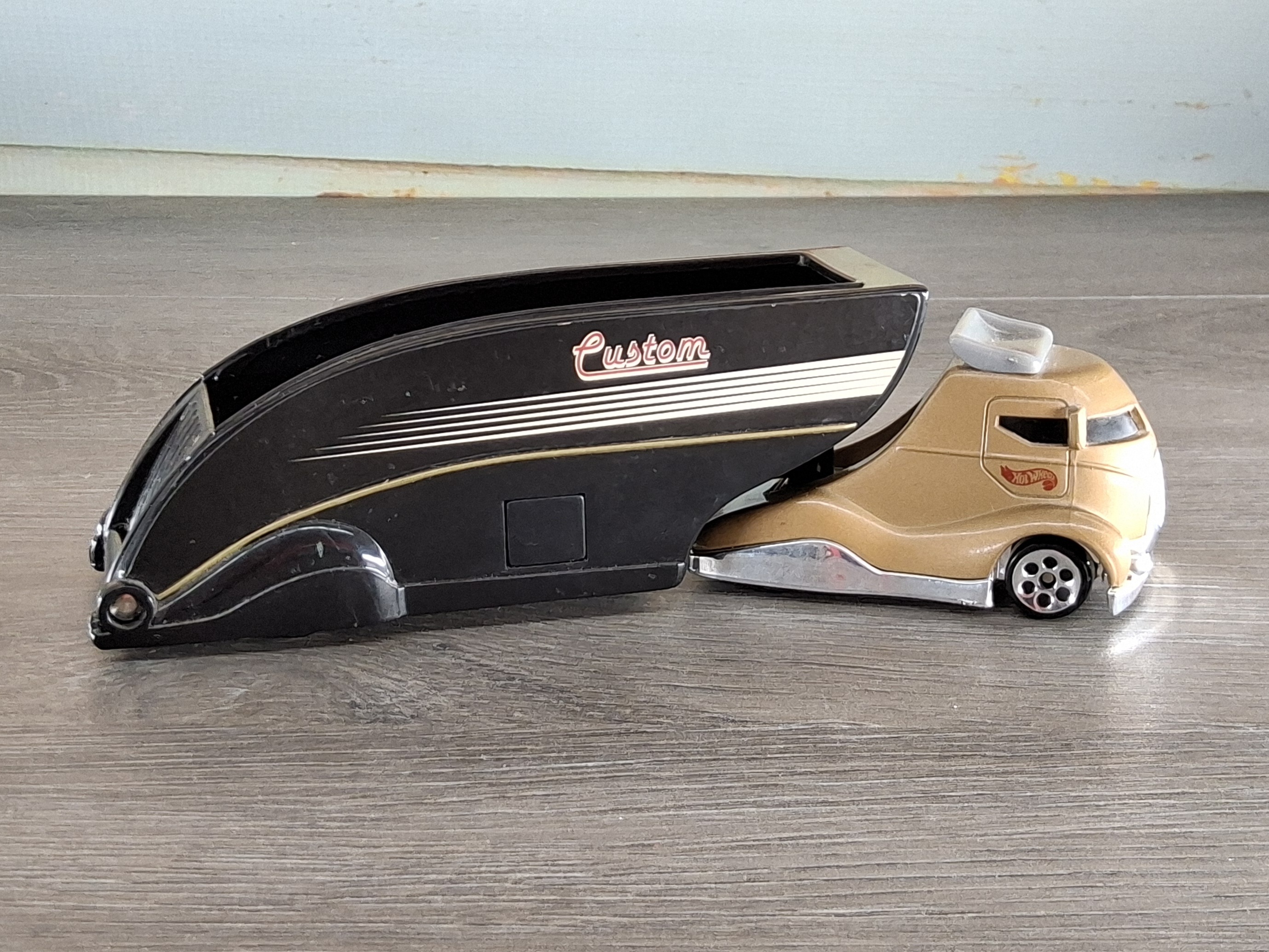 Hot Wheels Custom Hauler Truck & Trailer Set