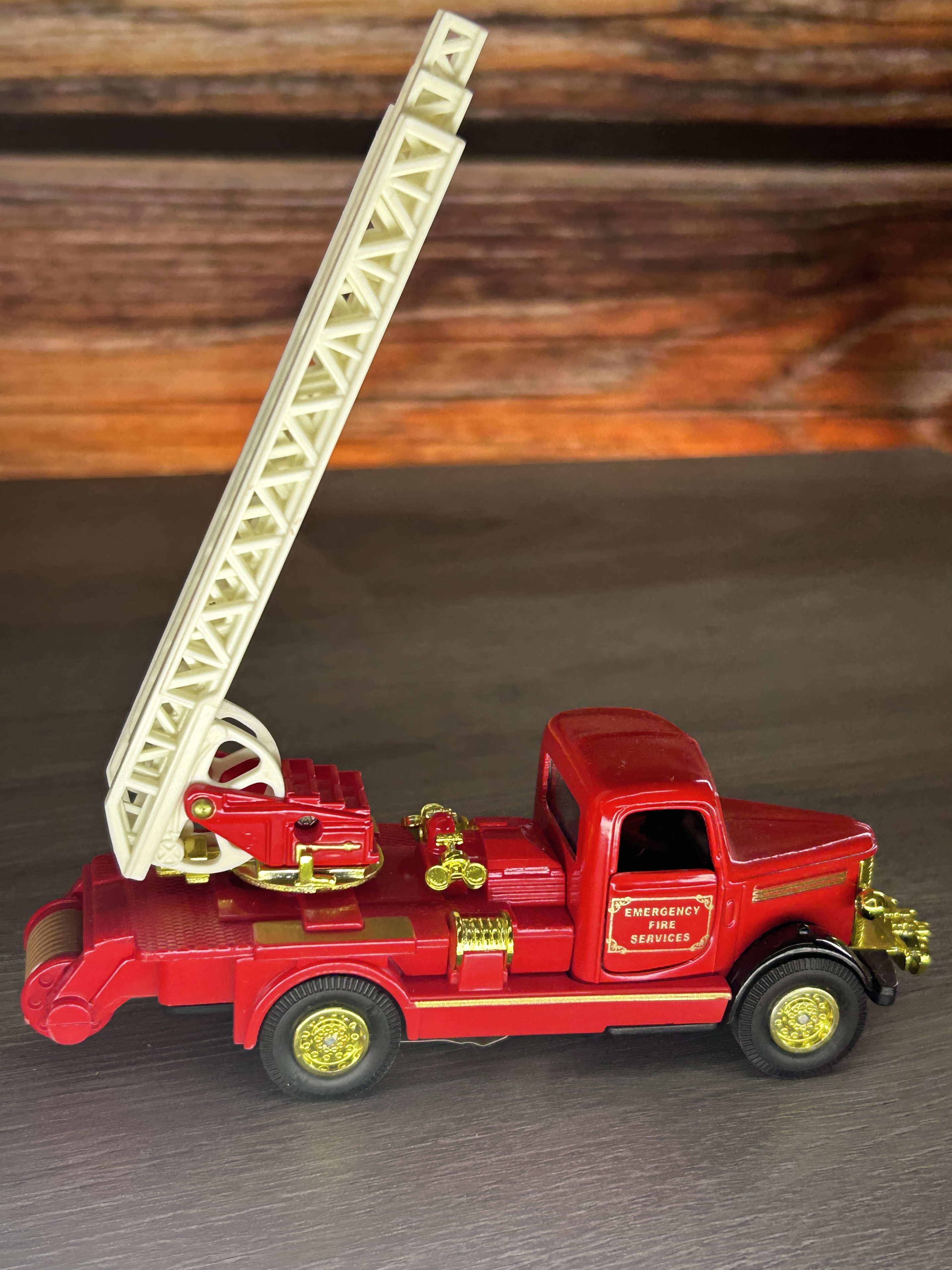 Diecast Vintage Red Ladder Fire Truck Toy TY061 Emergency Services