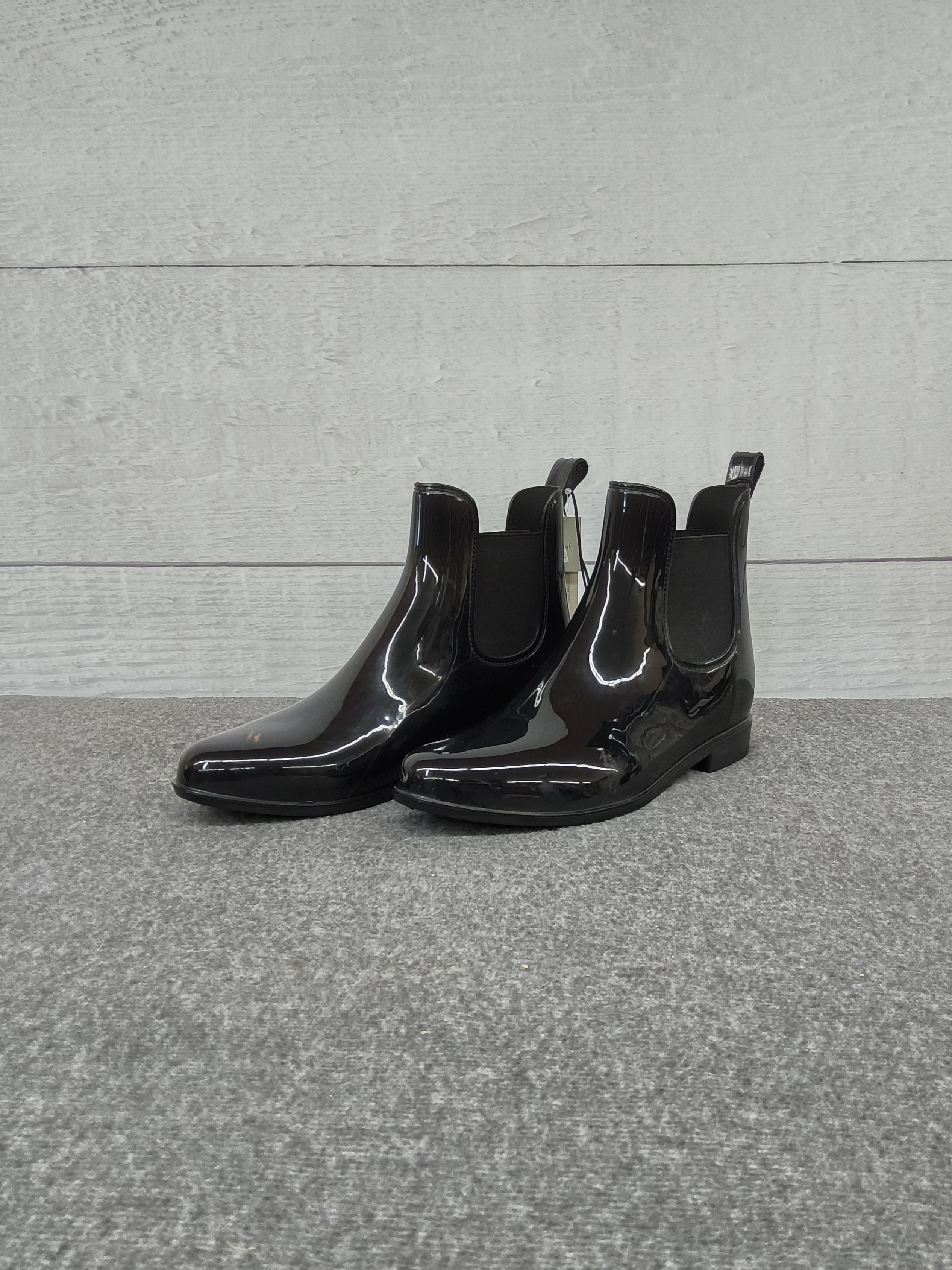(Like New) a . new day Womens Boots Size: 11