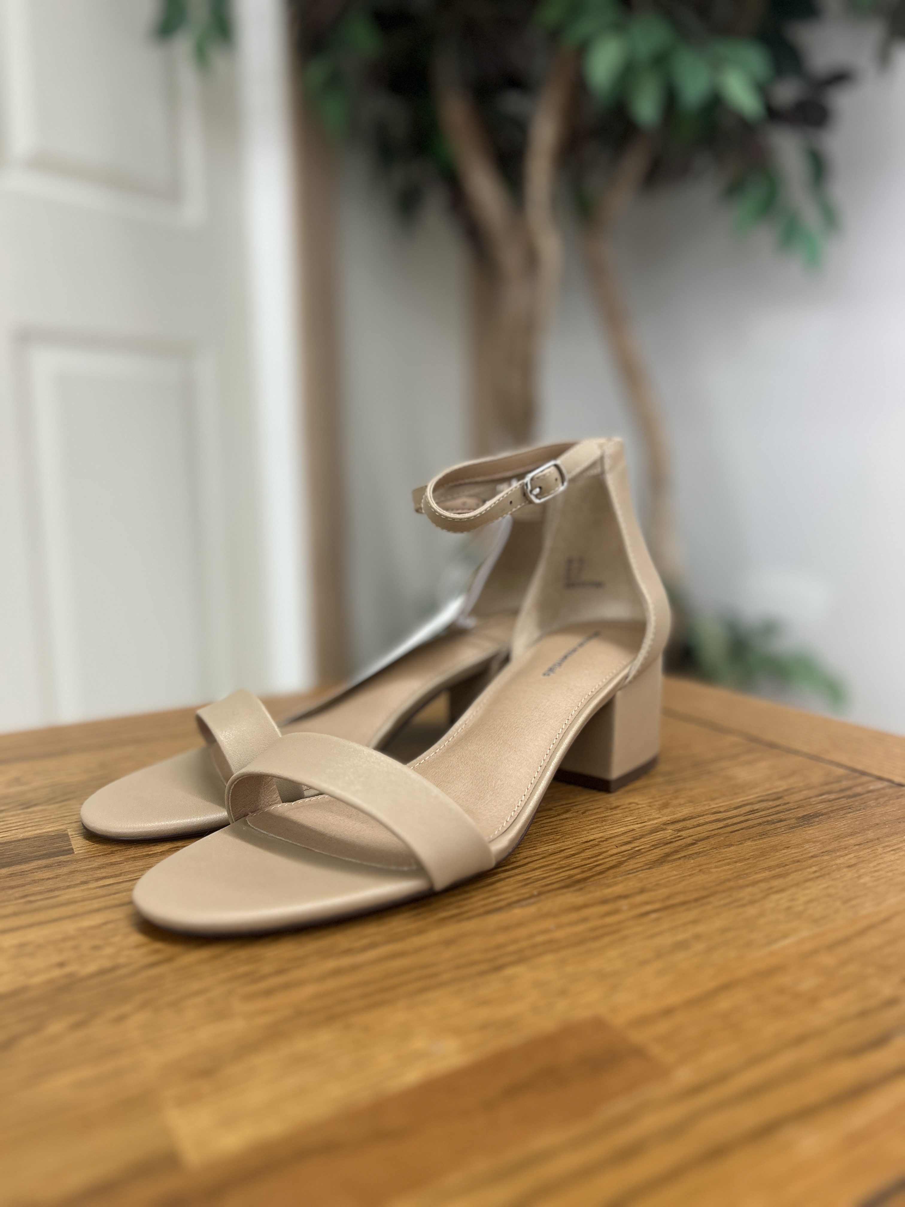 Amazon Essentials Women's Two Strap Heeled Sandal